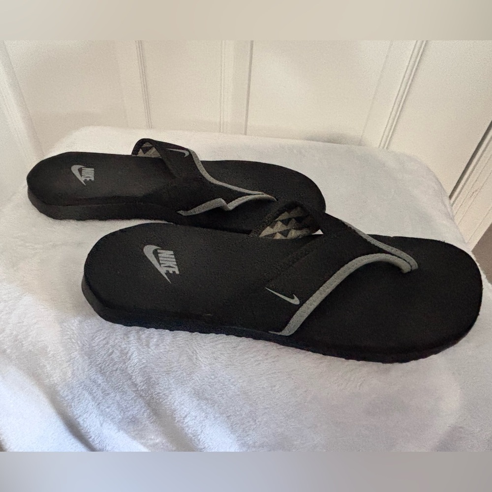 9M/10W Nike Black and Gray Flip Flop Sandals *Like New” - Picture 3 of 5